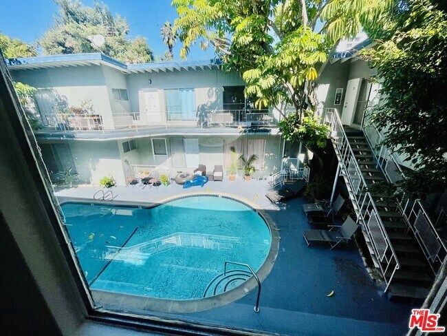 Foto del edificio - 941 N San Vicente Blvd