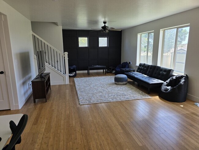Building Photo - 235 Caracara St