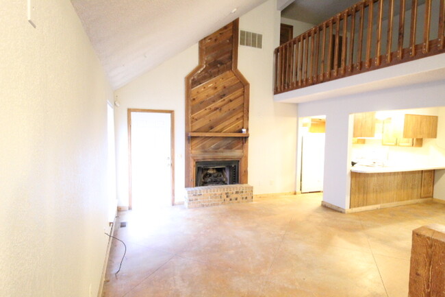 Building Photo - 13733 Fairhill Ave
