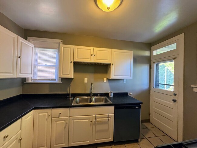 Building Photo - 2 bed 1 bath - nice updates, central air, ...