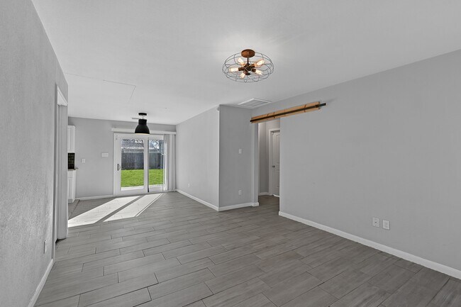 Foto del edificio - 6705 Sherwood Dr