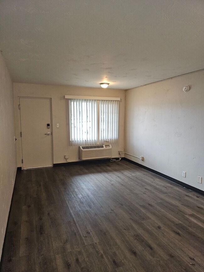 Building Photo - Remodeled Studio Apartments Near Memorial ...