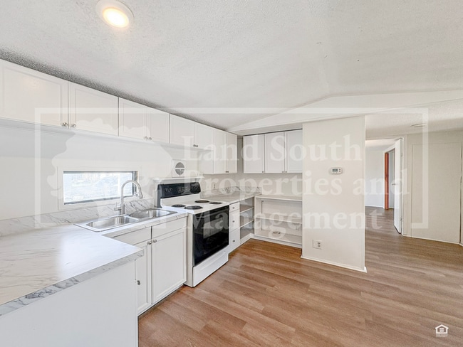 Building Photo - 1175 Meadow Lawn Street