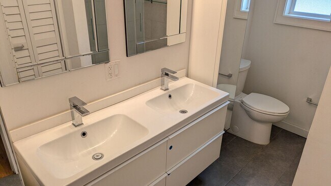 Foto del edificio - Charming two bedroom one bath cottage with...