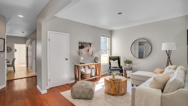 Building Photo - Two Bedroom Condo in SOMA with Yard, Parking, and W/D.