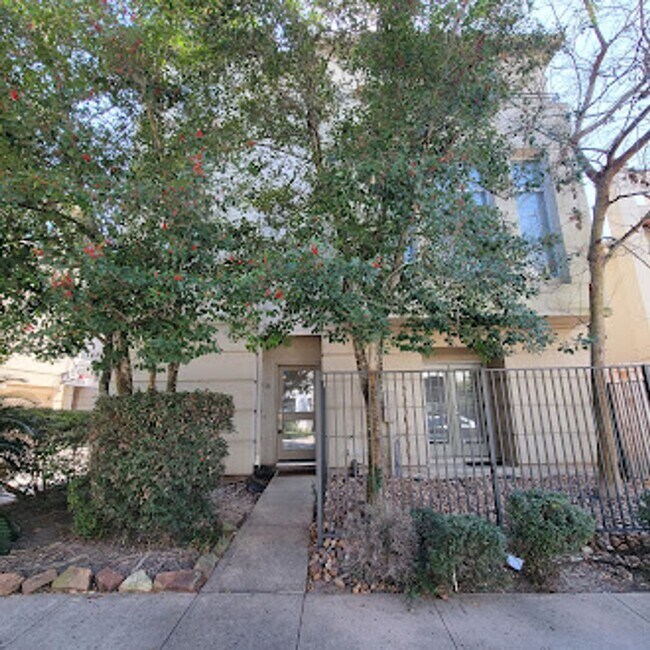 Foto del edificio - Stunning Townhouse In A Great Location Near Memorial Park!