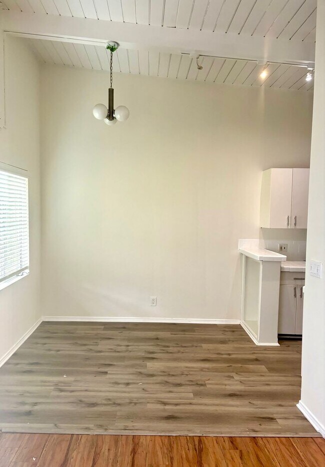 Foto del edificio - 2488 Beachwood Dr