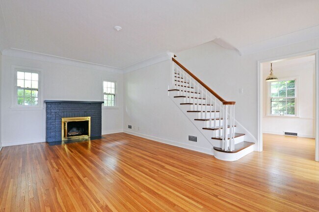 Building Photo - Immaculate Highland Park 3 Bed 3.5 Bath Si...