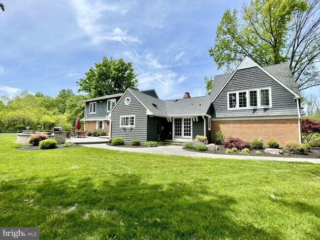 Building Photo - 300 Lambert Dr