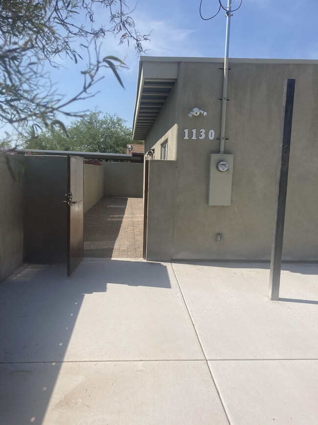 Building Photo - 1130 E Winnie Pl