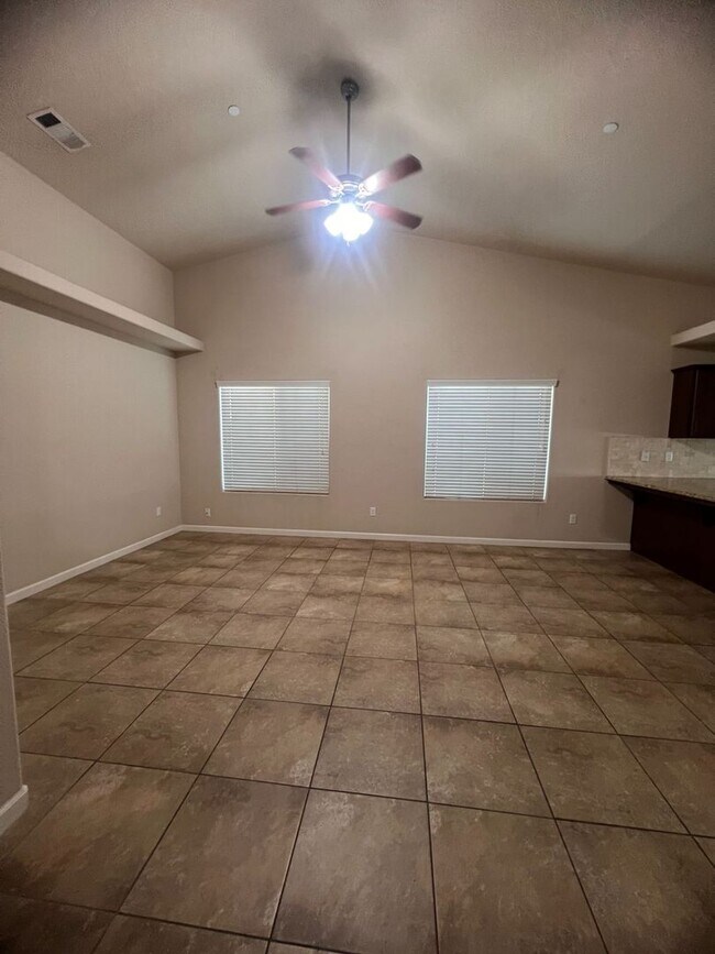 Foto del edificio - 4301 E Hillcrest Ave