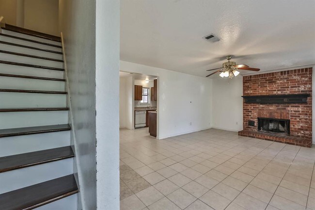 Building Photo - 13841 Purplemartin St