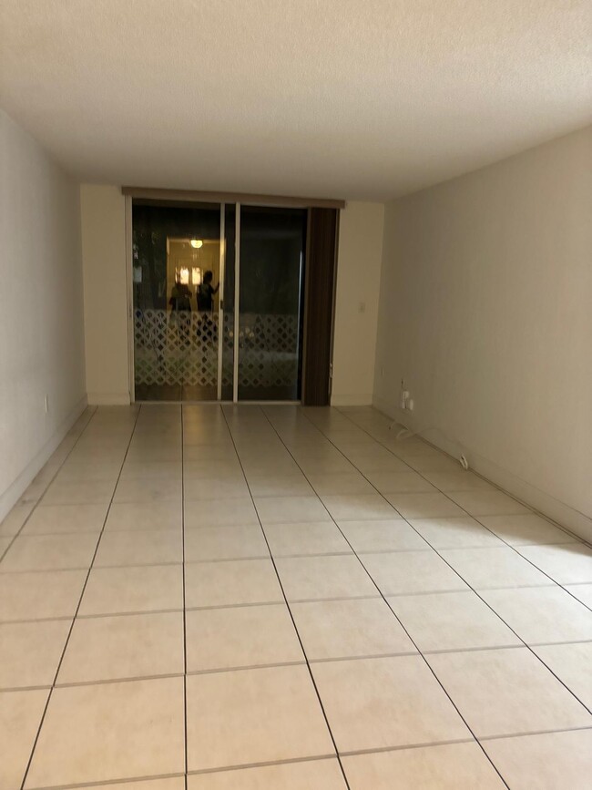 Living / Dining Area - 1805 Sans Souci Blvd