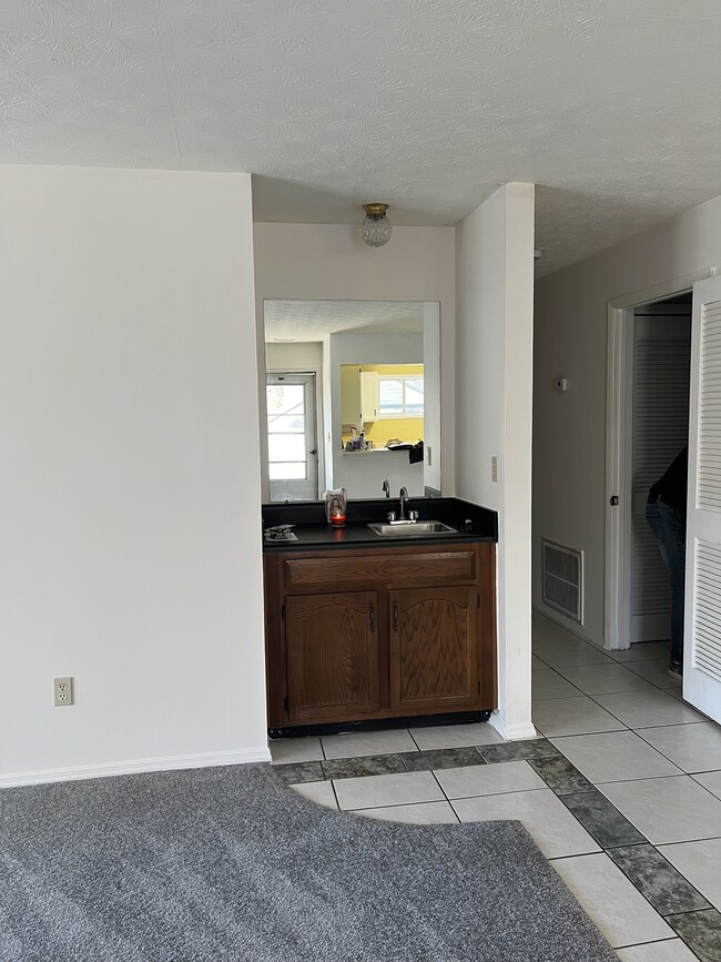 Building Photo - 1648 Raleigh Cir