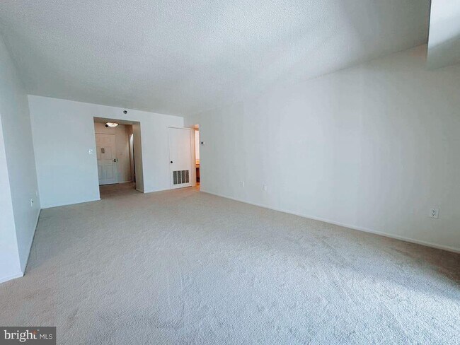 Building Photo - 15100 Interlachen Dr