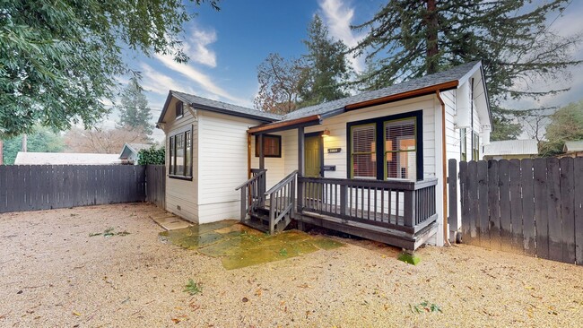 Building Photo - Charming 2 Bedroom 1 bath Home with Separa...