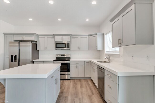 Building Photo - 4 br, 2.5 bath House - 4854 East Lake Corn...