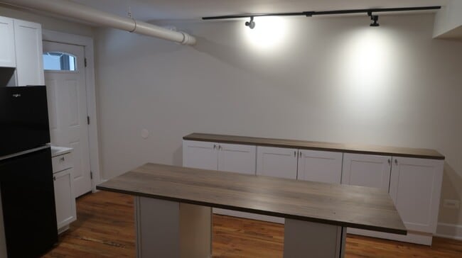 Building Photo - 845 W Agatite Ave