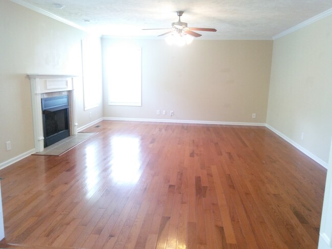 Building Photo - Awesome floor plan! Huge 4 Br + Bonus Rm!!...