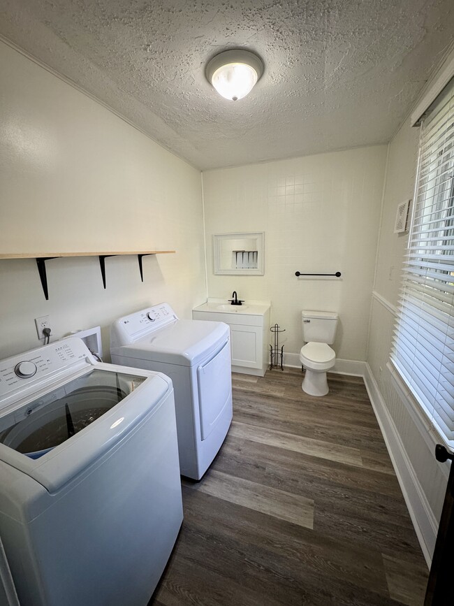 Building Photo - 757 N Jay St