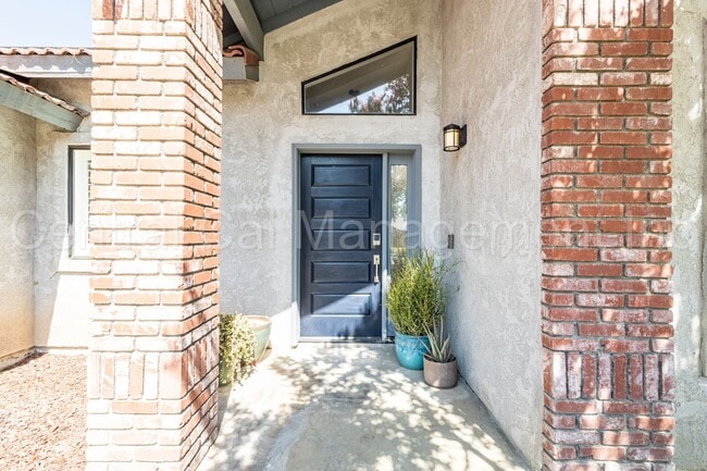 Building Photo - 4 Bedroom/2 Bath Home with a Pool and Sola...