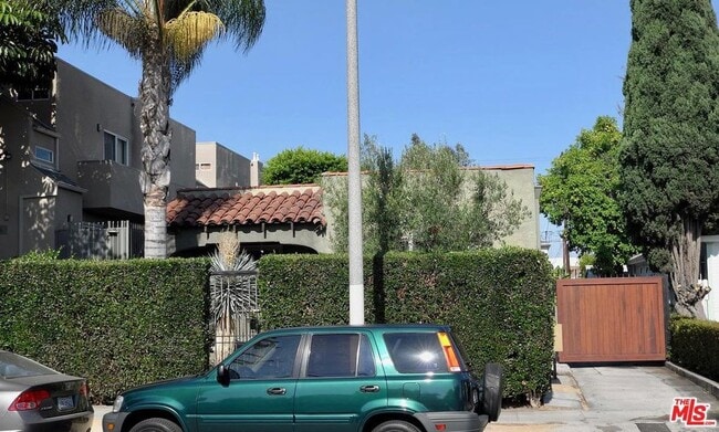 Building Photo - 1152 N Sycamore Ave