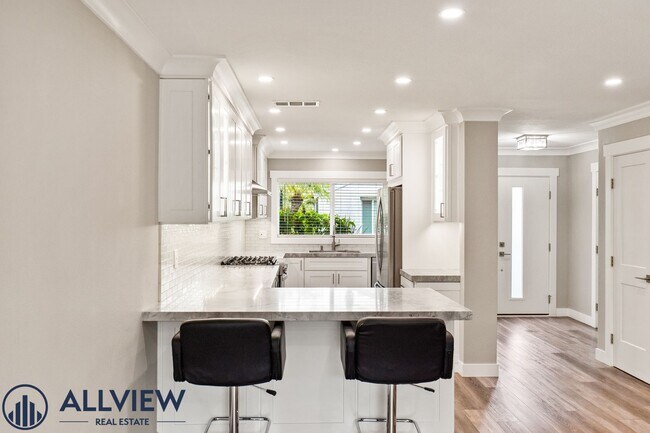 Foto del edificio - Highly Upgraded, Large Condo in Huntington Beach!