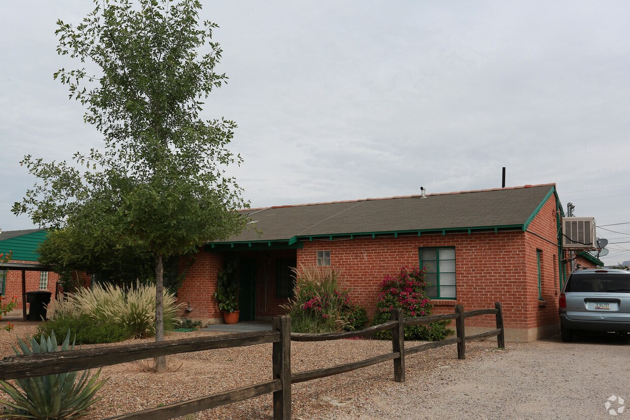 Building Photo - 4125-4127 E Brown Way