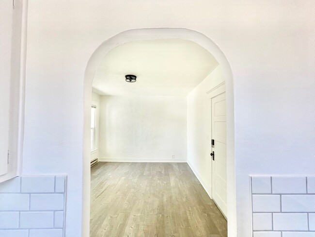 Building Photo - Gorgeous Remodeled 1 Bed, 1 Bath on South ...
