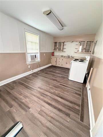 Building Photo - 530 1/2 Avenue D Unit