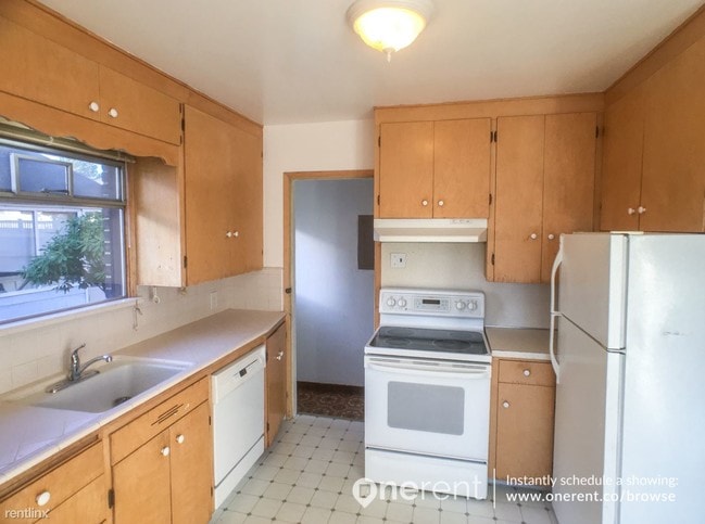 Building Photo - 7556 E Green Lake Dr N