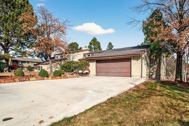 Building Photo - Stunning Custom Home in Sought-After District 20