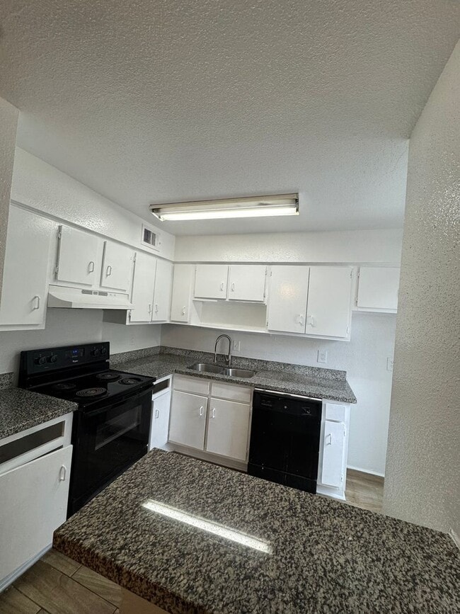 Building Photo - 5625 Antoine Dr