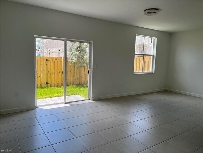 Building Photo - 3 br, 3 bath Townhome - 11880 NW 47th Mnr