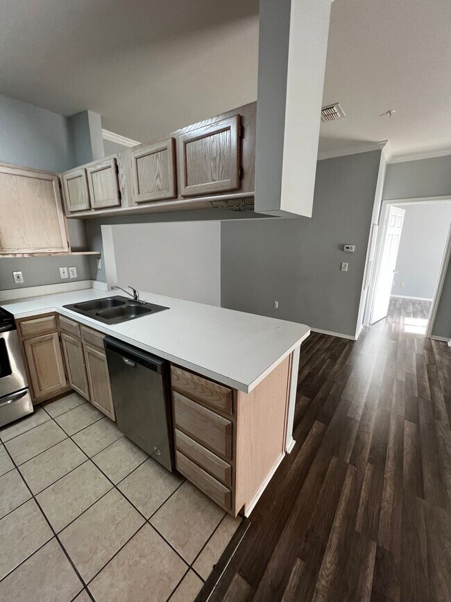 Foto del edificio - 2 Bed, 2 bath condo located  in a gated co...