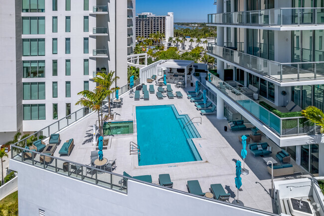 Piscina con terraza - Bayso Sarasota