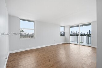 Building Photo - 16570 NE 26th Ave