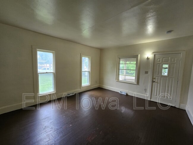 Building Photo - 820 Logan Ave