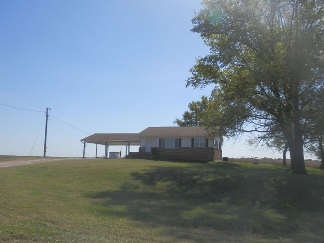 Building Photo - 3 Bed 2 Bath Farmhouse!