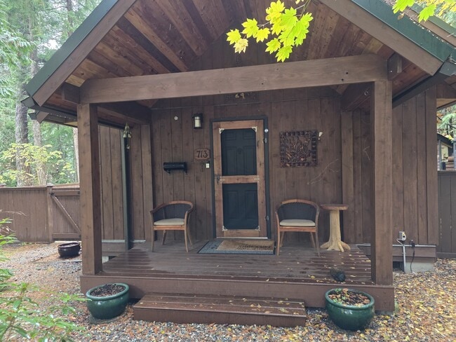 Building Photo - 713 Claire Ln