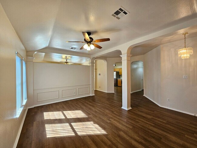 Foto del edificio - AVAILABLE NOW!