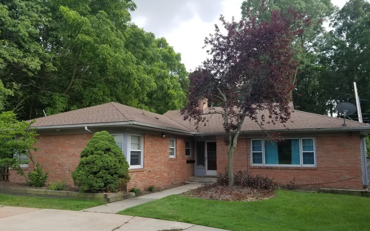 Building Photo - 128 Whitehills Dr