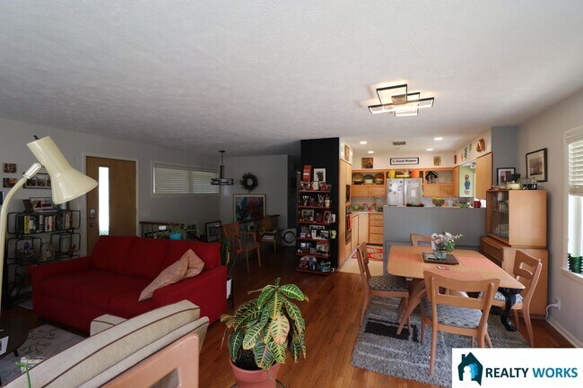 Foto del edificio - Beautiful Four Bed Two Bath Home