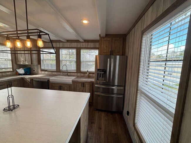 Foto del edificio - 8907 Deerwood Dr