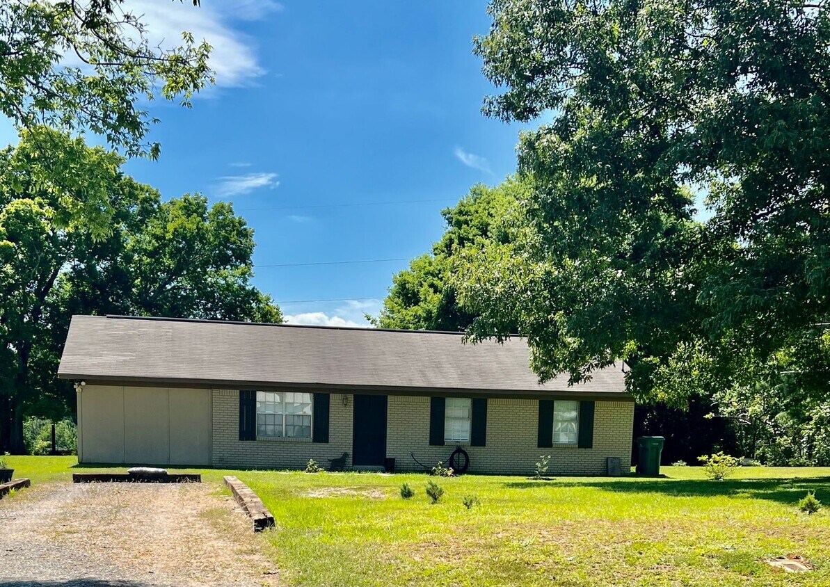 Foto principal - Charming 4 Bedroom 1.5 Bath Home Available...