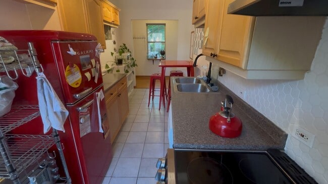 Building Photo - Modern Rogers Park 1 Bed Apartment