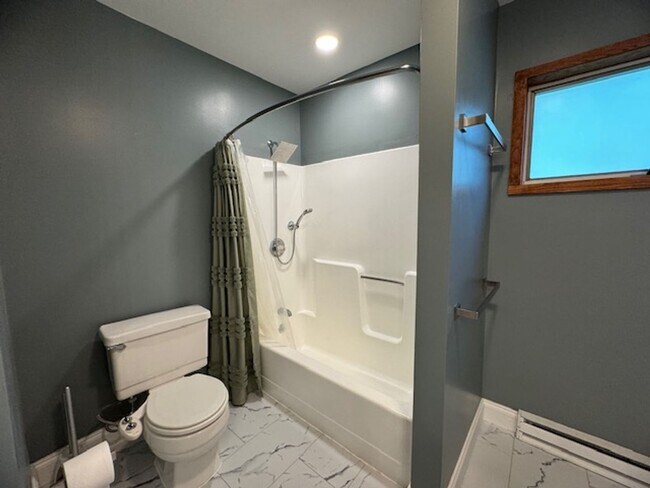 Building Photo - Beautiful South Hill Condo