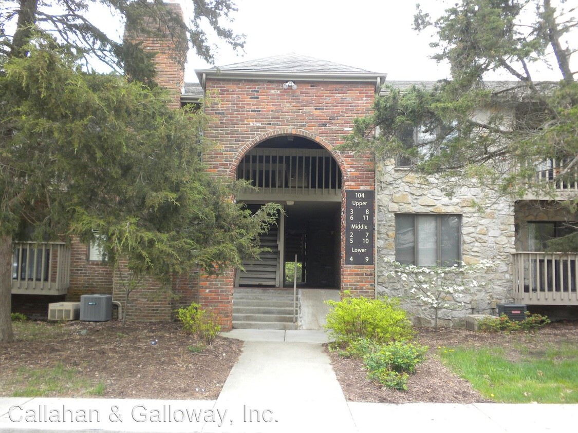 Primary Photo - 104 E Green Meadows Rd