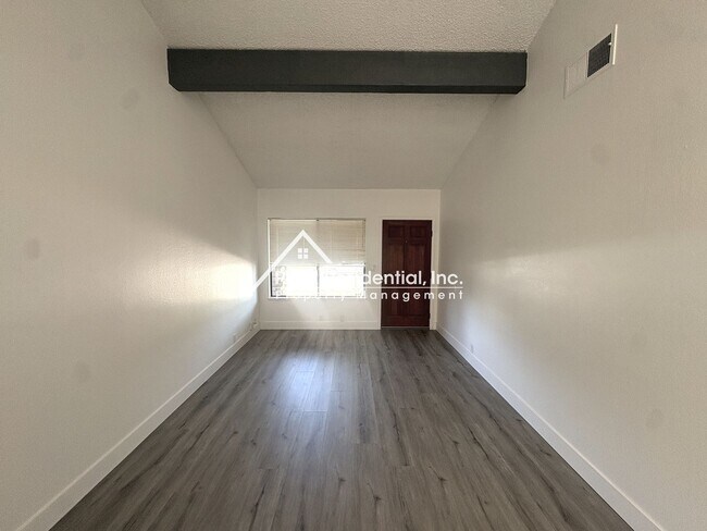 Foto del edificio - 2bd/2ba Rancho Cordova Updated Duplex With 1 Car Garage!