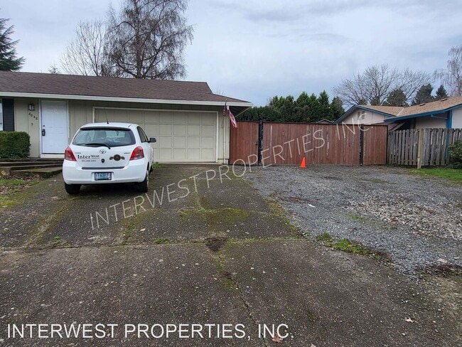 Building Photo - 3 br, 1 bath House - 8048 SE JENNINGS AVE